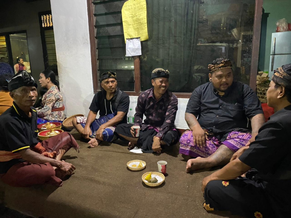 Perbekel Petang Melayat ke Rumah Duka Almarhum I Putu Japa,di Br Batulantang